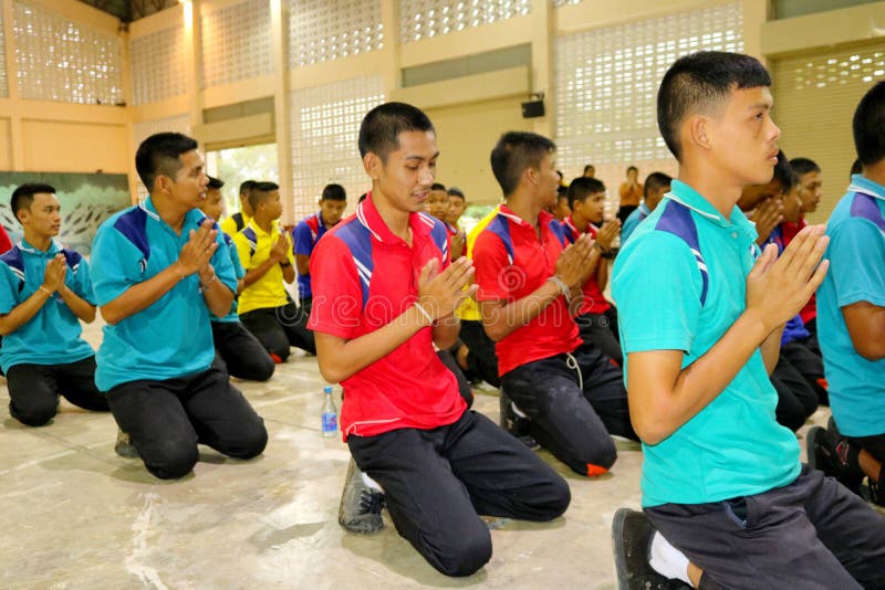 Οι ταϊλανδικοί σπουδαστές προσεύχονται στη σχολική γυμναστική Hua Hin, Ταϊλάνδη Δ