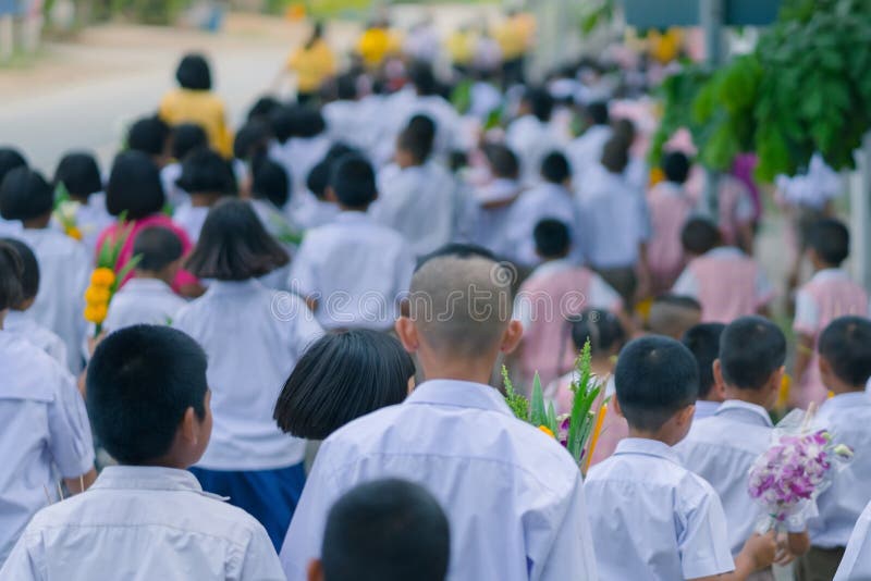 Οι ταϊλανδικοί σπουδαστές στο κερί παρελαύνουν