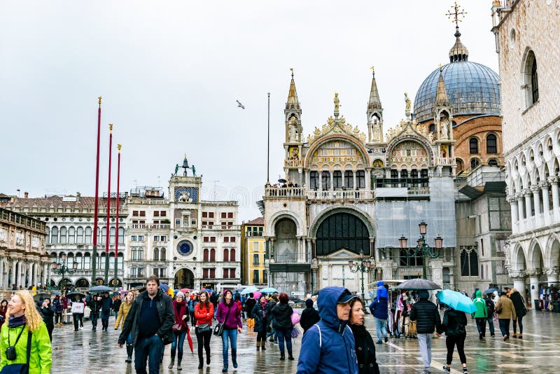 Οι τουρίστες στην πλατεία SAN Marco ST χαρακτηρίζουν το τετράγωνο Πατριαρχικός καθεδρικός ναός βασιλικών SAN Marco του σημαδιού Α στοκ εικόνες Οι τουρίστες στην πλατεία SAN Marco ST χαρακτηρίζουν το τετράγωνο Πατριαρχικός καθεδρικός ναός βασιλικών SAN Marco του σημαδιού Α στοκ εικόνες