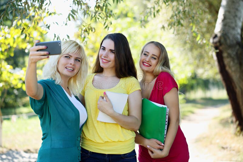 Οι φίλοι κάνουν selfie στοκ εικόνα με δικαίωμα ελεύθερης χρήσης