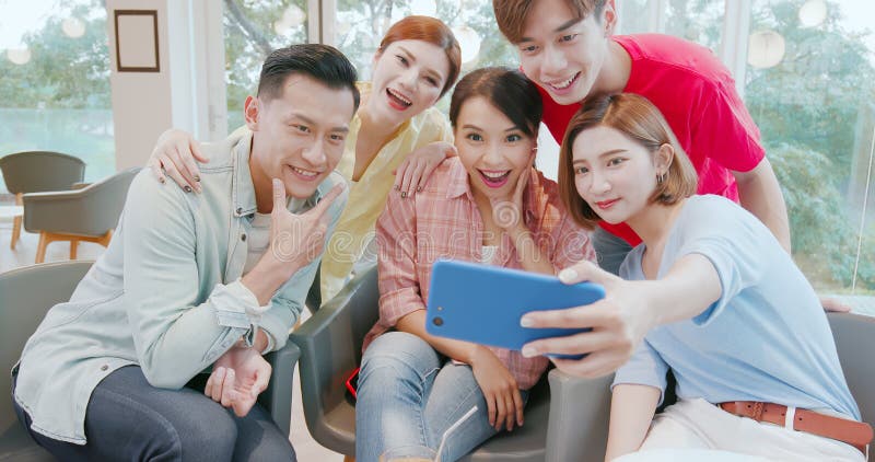 Οι φίλοι παίρνουν τη selfie ευτυχισμένα στοκ εικόνες