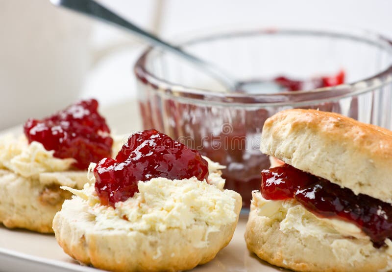 'Οικία' που ψήνεται scones με τη μαρμελάδα φραουλών και που σβολιάζεται στοκ φωτογραφία με δικαίωμα ελεύθερης χρήσης