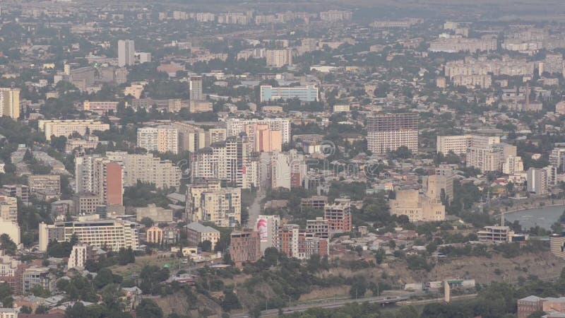 Οικισμοί στο κέντρο της Τιφλίδας, Γεωργία Η ημέρα είναι συννεφιά Προβολή από επάνω