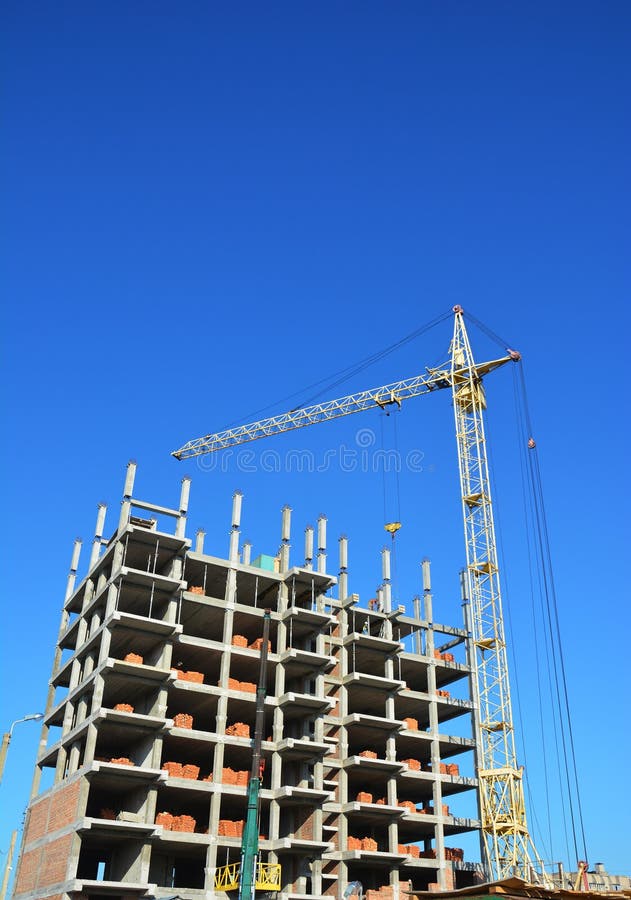 Οικοδομική Βιομηχανία με το γερανό, διάστημα αντιγράφων, υπόβαθρο ουρανού Καινούργιο σπίτι οικοδόμησης γερανών στο εργοτάξιο οικο στοκ φωτογραφία με δικαίωμα ελεύθερης χρήσης Οικοδομική Βιομηχανία με το γερανό, διάστημα αντιγράφων, υπόβαθρο ουρανού Καινούργιο σπίτι οικοδόμησης γερανών στο εργοτάξιο οικο στοκ φωτογραφία με δικαίωμα ελεύθερης χρήσης
