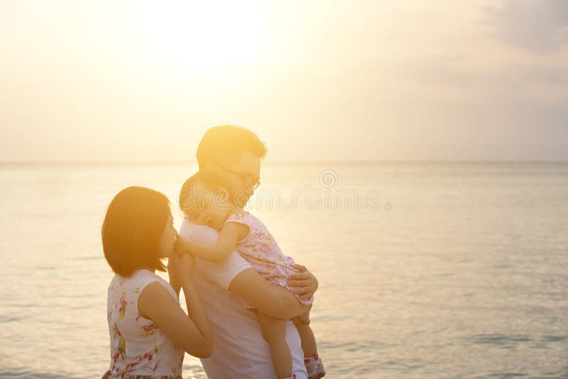 Οικογένεια που απολαμβάνει τις καλοκαιρινές διακοπές στην παραλία