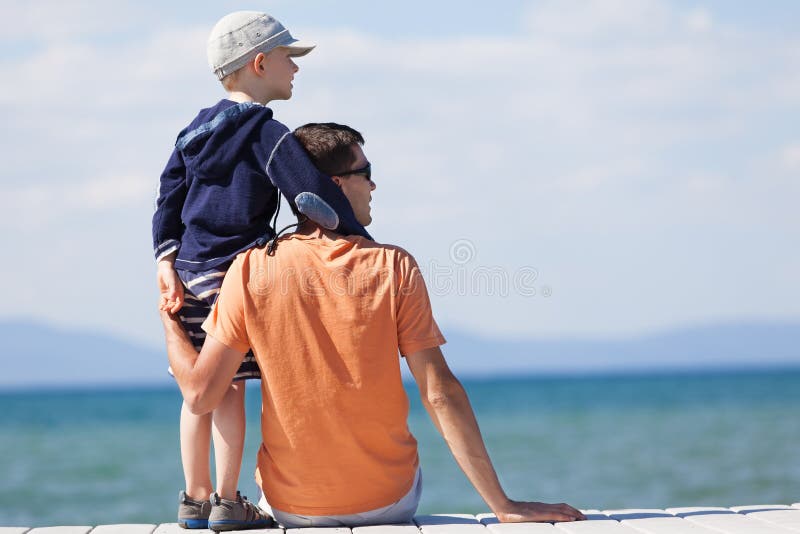οικογένεια τέσσερα παραλιών λευκές νεολαίες διακοπών άμμου τροπικές στοκ φωτογραφία με δικαίωμα ελεύθερης χρήσης οικογένεια τέσσερα παραλιών λευκές νεολαίες διακοπών άμμου τροπικές στοκ φωτογραφία με δικαίωμα ελεύθερης χρήσης