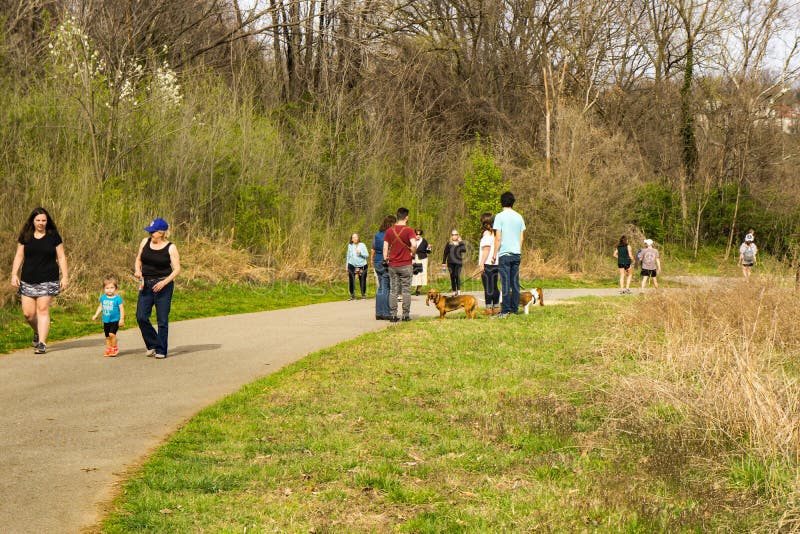 Οικογένειες που απολαμβάνουν τον ποταμό Greenway Roanoke στοκ εικόνες με δικαίωμα ελεύθερης χρήσης Οικογένειες που απολαμβάνουν τον ποταμό Greenway Roanoke στοκ εικόνες με δικαίωμα ελεύθερης χρήσης
