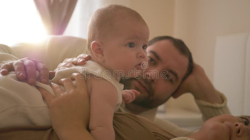 Οικογενειακή μαμά μπαμπάς και κόρη ξαπλωμένοι στο κρεβάτι