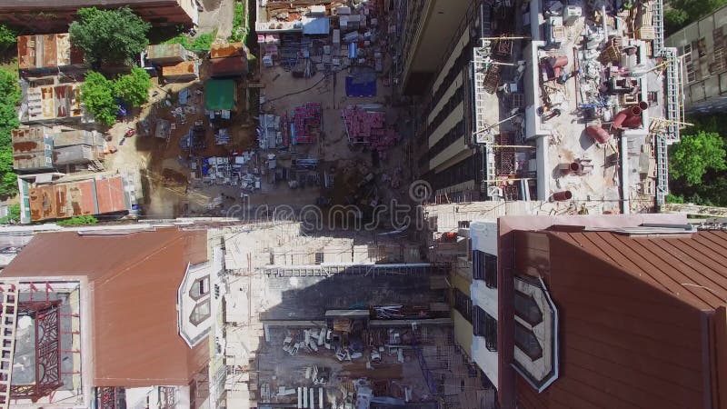οικοδομή οικιστικού συγκροτήματος το καλοκαίρι φιλμ μικρού μήκους