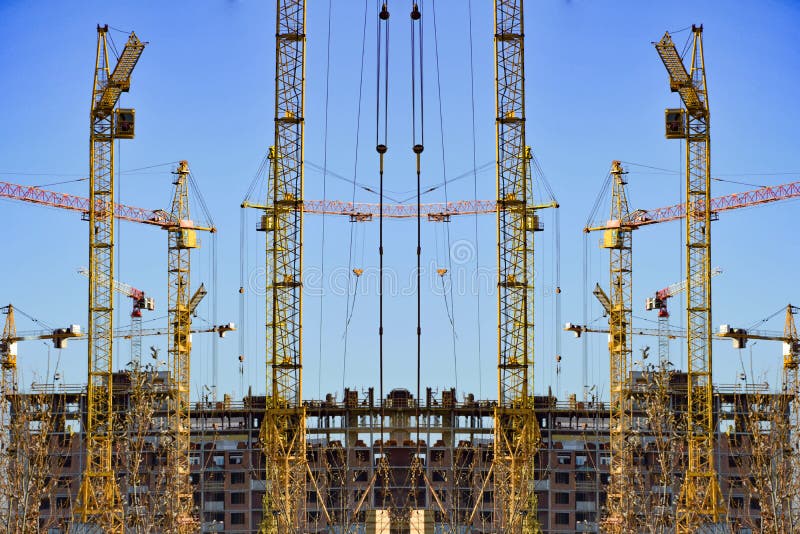 Οικοδόμηση των νέων κατοικημένων κτηρίων ενάντια στον ουρανό στοκ εικόνα με δικαίωμα ελεύθερης χρήσης