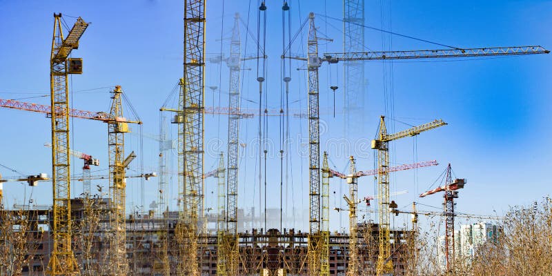 Οικοδόμηση των νέων κατοικημένων κτηρίων ενάντια στον ουρανό στοκ εικόνες