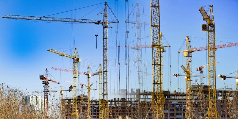 Οικοδόμηση των νέων κατοικημένων κτηρίων ενάντια στον ουρανό στοκ εικόνες