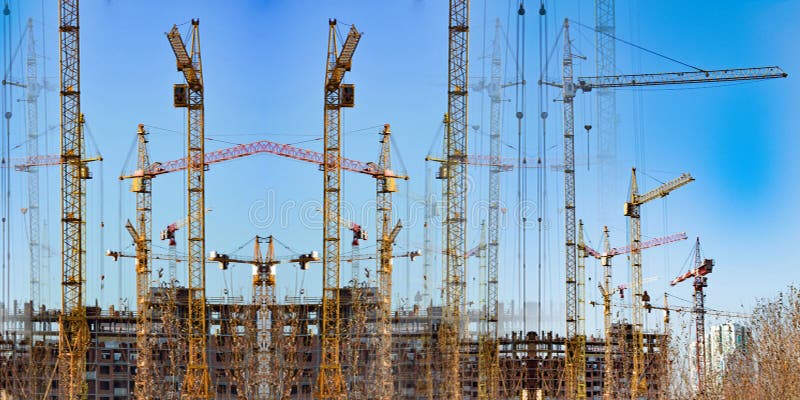 Οικοδόμηση των νέων κατοικημένων κτηρίων ενάντια στον ουρανό στοκ εικόνα με δικαίωμα ελεύθερης χρήσης