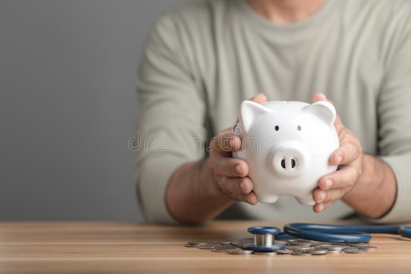 οικονομική υγεία έλεγχος ιδέα της φροντίδας για την εξοικονόμηση χρημάτων άνθρωπος που χρησιμοποιεί στηθοσκόπιο για να ελέγξει λευ στοκ φωτογραφία με δικαίωμα ελεύθερης χρήσης