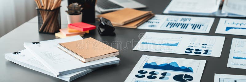 οικονομικό έγγραφο ανάλυσης δεδομένων για τον ελεγκτή εταιρικού λογιστή. εικόνα στοκ εικόνες