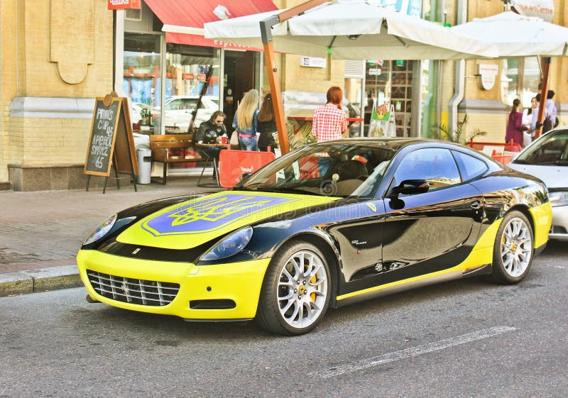 8 Οκτωβρίου 2015, Κίεβο, Ουκρανία Ferrari 612 Scaglietti με μια ουκρανική σημαία στοκ φωτογραφία με δικαίωμα ελεύθερης χρήσης 8 Οκτωβρίου 2015, Κίεβο, Ουκρανία Ferrari 612 Scaglietti με μια ουκρανική σημαία στοκ φωτογραφία με δικαίωμα ελεύθερης χρήσης