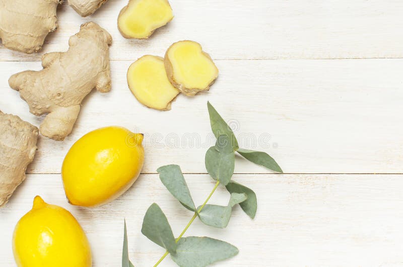 Ολόκληρες και τεμαχισμένες φρέσκες ρίζες πιπεροριζών, ευκάλυπτος, λεμόνι στο άσπρο ξύλινο διάστημα αντιγράφων άποψης υποβάθρου το στοκ εικόνες Ολόκληρες και τεμαχισμένες φρέσκες ρίζες πιπεροριζών, ευκάλυπτος, λεμόνι στο άσπρο ξύλινο διάστημα αντιγράφων άποψης υποβάθρου το στοκ εικόνες