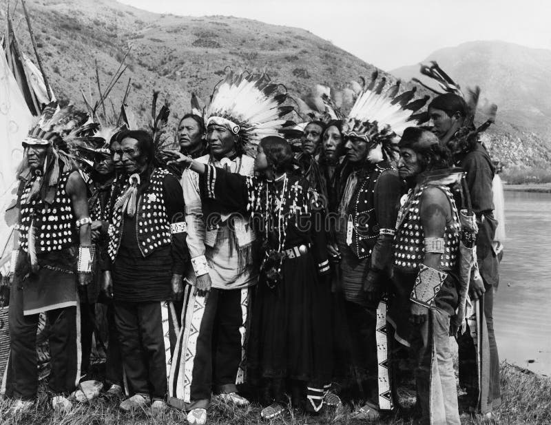 Ομάδα αμερικανών ιθαγενών στην παραδοσιακή περιβολή (όλα τα πρόσωπα που απεικονίζονται δεν ζουν περισσότερο και κανένα κτήμα δεν