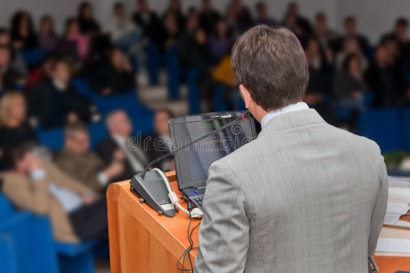 Ομάδα επιχειρηματιών στην παρουσίαση σεμιναρίου συνεδρίασης στοκ εικόνα με δικαίωμα ελεύθερης χρήσης Ομάδα επιχειρηματιών στην παρουσίαση σεμιναρίου συνεδρίασης στοκ εικόνα με δικαίωμα ελεύθερης χρήσης