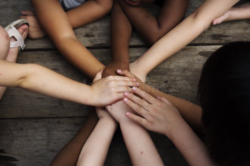 Ομάδα ποικιλομορφίας τεθειμένων παιδιά χεριών από κοινού