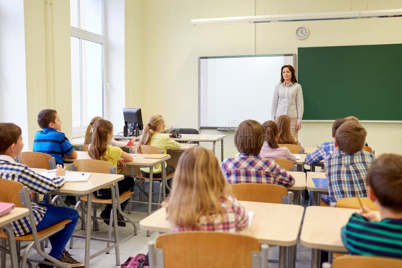 Ομάδα σχολικών παιδιών με το δάσκαλο στην τάξη στοκ εικόνες με δικαίωμα ελεύθερης χρήσης Ομάδα σχολικών παιδιών με το δάσκαλο στην τάξη στοκ εικόνες με δικαίωμα ελεύθερης χρήσης