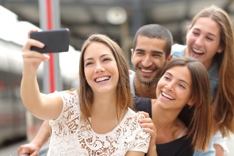 Ομάδα τεσσάρων φίλων που παίρνουν selfie με ένα έξυπνο τηλέφωνο στοκ φωτογραφίες με δικαίωμα ελεύθερης χρήσης