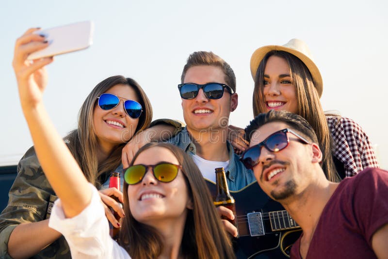 Ομάδα φίλων που παίρνουν ένα selfie με το smartphone στοκ εικόνα