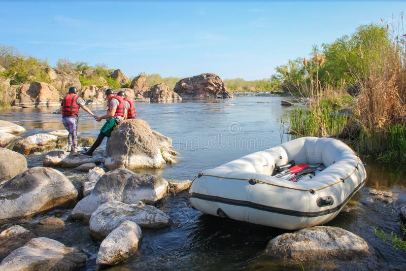 Ομάδα Rafting, αθλητισμός θερινού ακραίος νερού Ομάδα ανθρώπων σε μια rafting βάρκα, όμορφος γύρος αδρεναλίνης κάτω από τον ποταμ στοκ φωτογραφία με δικαίωμα ελεύθερης χρήσης Ομάδα Rafting, αθλητισμός θερινού ακραίος νερού Ομάδα ανθρώπων σε μια rafting βάρκα, όμορφος γύρος αδρεναλίνης κάτω από τον ποταμ στοκ φωτογραφία με δικαίωμα ελεύθερης χρήσης