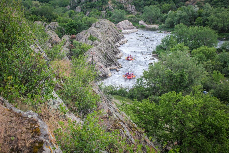 Ομάδα ανθρώπων με τον οδηγό whitewater που και που κωπηλατεί στον αθλητισμό ποταμών, άκρου και διασκέδασης στο τουριστικό αξιοθέα στοκ φωτογραφία Ομάδα ανθρώπων με τον οδηγό whitewater που και που κωπηλατεί στον αθλητισμό ποταμών, άκρου και διασκέδασης στο τουριστικό αξιοθέα στοκ φωτογραφία
