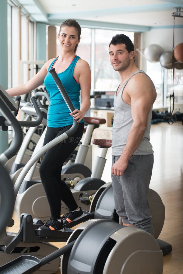 Ομάδα ανθρώπων που τρέχει treadmills στη γυμναστική στοκ εικόνα με δικαίωμα ελεύθερης χρήσης Ομάδα ανθρώπων που τρέχει treadmills στη γυμναστική στοκ εικόνα με δικαίωμα ελεύθερης χρήσης
