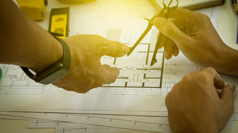 ομάδα αντρών αρχιτεκτόνων μηχανικών εργάστηκε σε συσκέψεις που συζητήθηκαν και σχεδιάστηκαν σχέδια που μετρούσαν τα σχέδια στοκ εικόνες