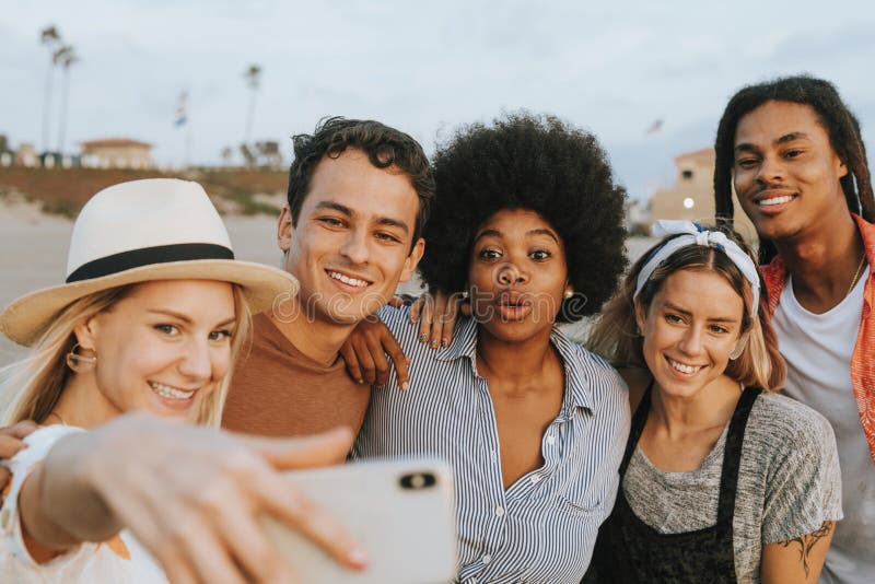 Ομάδα διαφορετικών φίλων που παίρνουν ένα selfie στην παραλία στοκ φωτογραφία