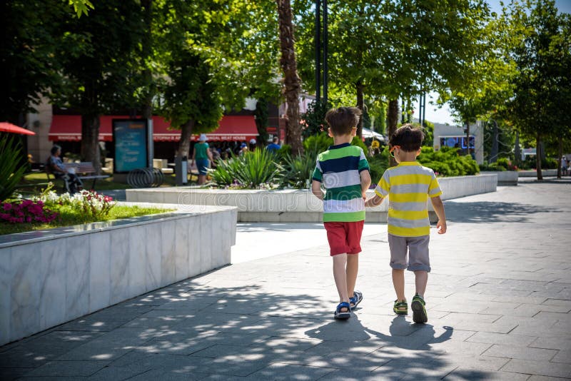 Ομάδα ευτυχισμένων παιδιών που παίζουν σε εξωτερικό χώρο Παιδιά που διασκεδάζουν στο πάρκο κατά τις καλοκαιρινές διακοπές Φίλοι π στοκ φωτογραφία με δικαίωμα ελεύθερης χρήσης Ομάδα ευτυχισμένων παιδιών που παίζουν σε εξωτερικό χώρο Παιδιά που διασκεδάζουν στο πάρκο κατά τις καλοκαιρινές διακοπές Φίλοι π στοκ φωτογραφία με δικαίωμα ελεύθερης χρήσης