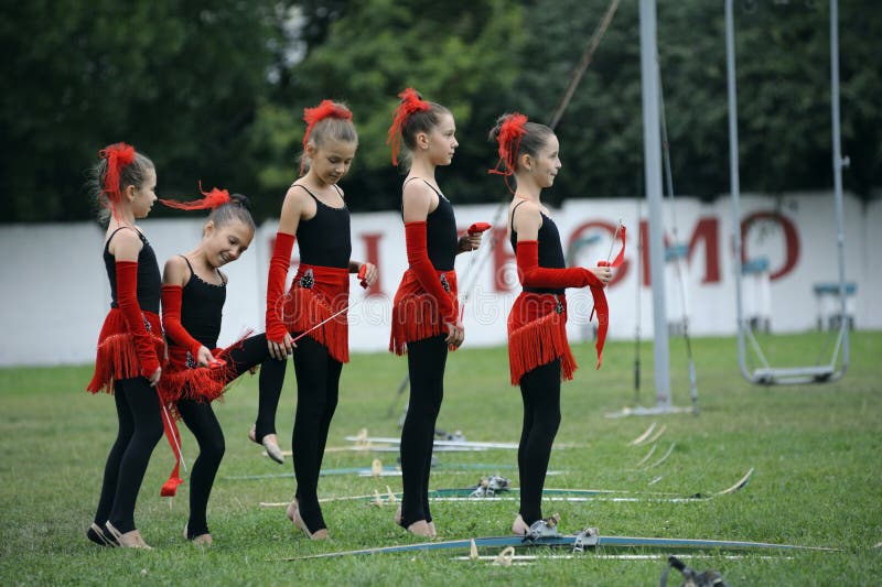 ομάδα μικρών κοριτσιών καλλιτεχνική γυμναστική στα αριστερά και φούστες που στέκονται σε ένα στάδιο πριν από την παράσταση. κίεβο στοκ φωτογραφίες με δικαίωμα ελεύθερης χρήσης