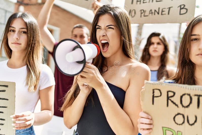 ομάδα νεαρών ισπανόφωνων ακτιβιστών που διαμαρτύρονται κρατώντας πανό και χρησιμοποιώντας μεγάφωνο στην πόλη στοκ εικόνες με δικαίωμα ελεύθερης χρήσης