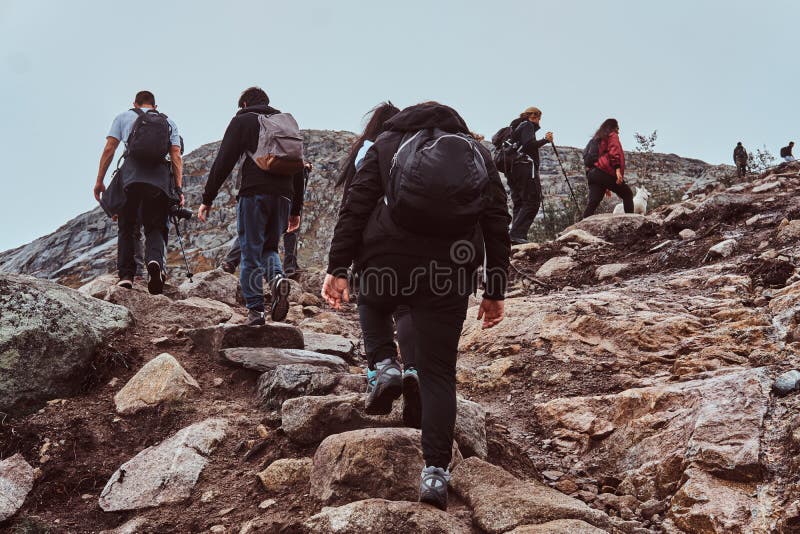 Ομάδα οδοιπόρων με τα σακίδια πλάτης, που ακολουθεί στα βουνά στοκ εικόνες με δικαίωμα ελεύθερης χρήσης