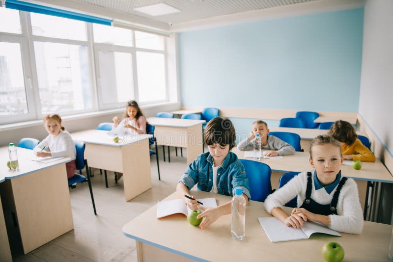 ομάδα παιδιών με τα μήλα και τη συνεδρίαση νερού στοκ φωτογραφία με δικαίωμα ελεύθερης χρήσης ομάδα παιδιών με τα μήλα και τη συνεδρίαση νερού στοκ φωτογραφία με δικαίωμα ελεύθερης χρήσης