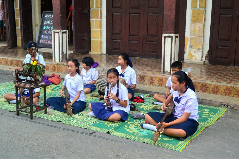 Ομάδα σπουδαστών που παίζουν ταϊλανδικό μουσικό