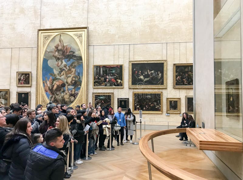 Ομάδα τουρίστα που συσσωρεύεται μπροστά από τη ζωγραφική Gioconda στοκ φωτογραφίες με δικαίωμα ελεύθερης χρήσης Ομάδα τουρίστα που συσσωρεύεται μπροστά από τη ζωγραφική Gioconda στοκ φωτογραφίες με δικαίωμα ελεύθερης χρήσης