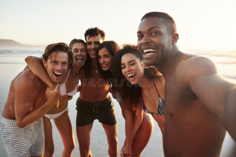 Ομάδα φίλων που θέτουν για Selfie μαζί στις διακοπές παραλιών στοκ φωτογραφία
