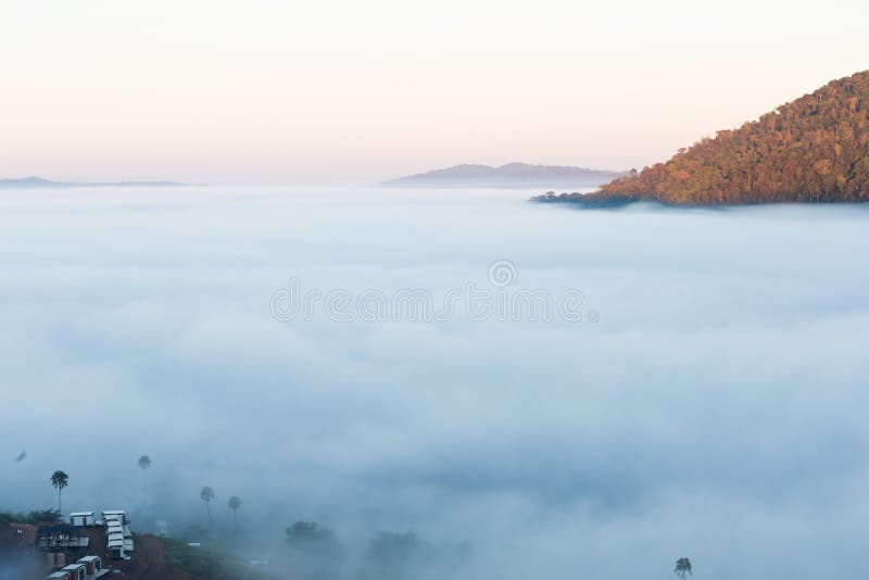 Ομίχλη το πρωί με το βουνό σε Khao Kho, Ταϊλάνδη στοκ φωτογραφίες με δικαίωμα ελεύθερης χρήσης