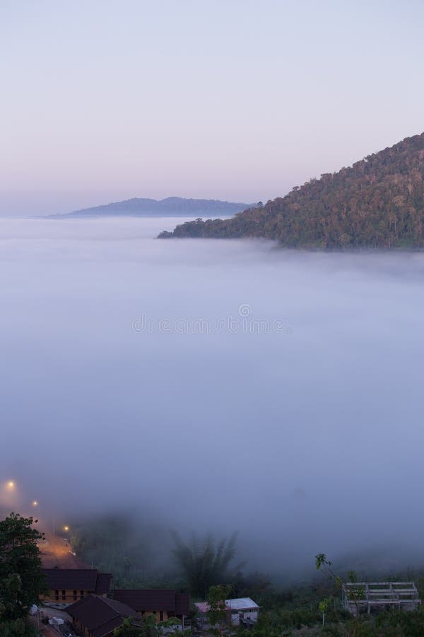 Ομίχλη το πρωί με το βουνό σε Khao Kho, Ταϊλάνδη στοκ εικόνα