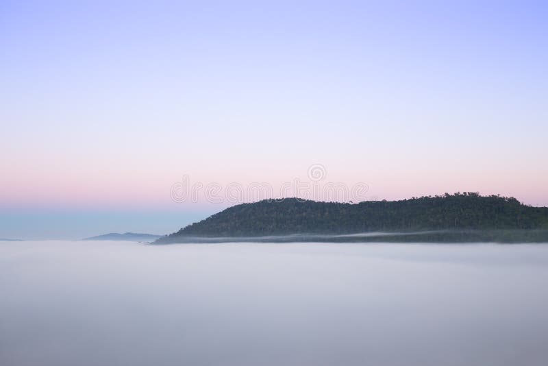 Ομίχλη το πρωί με το βουνό σε Khao Kho, Ταϊλάνδη στοκ εικόνες