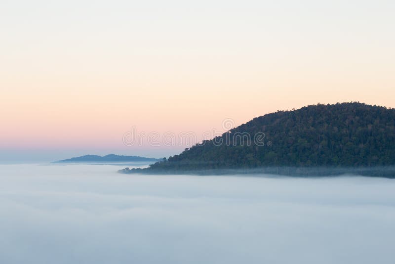 Ομίχλη το πρωί με το βουνό σε Khao Kho, Ταϊλάνδη στοκ εικόνες με δικαίωμα ελεύθερης χρήσης