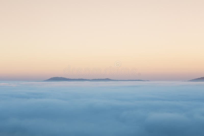 Ομίχλη το πρωί με το βουνό σε Khao Kho, Ταϊλάνδη στοκ φωτογραφία με δικαίωμα ελεύθερης χρήσης