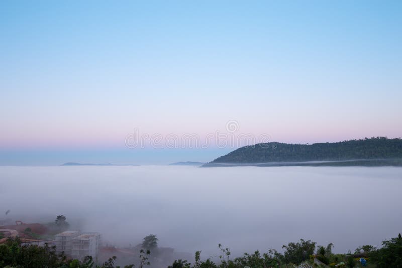 Ομίχλη το πρωί με το βουνό σε Khao Kho, Ταϊλάνδη στοκ φωτογραφία με δικαίωμα ελεύθερης χρήσης