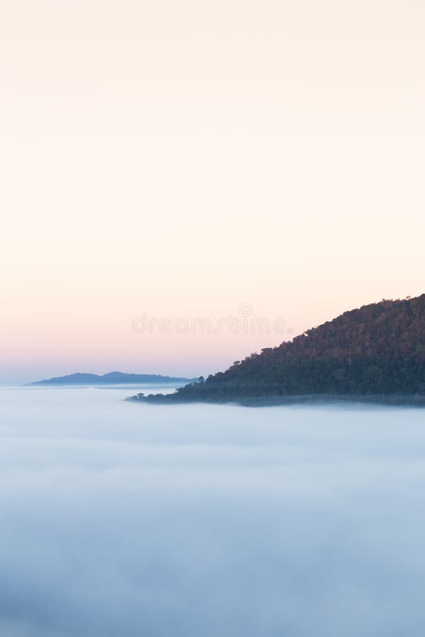 Ομίχλη το πρωί με το βουνό σε Khao Kho, Ταϊλάνδη στοκ φωτογραφία με δικαίωμα ελεύθερης χρήσης