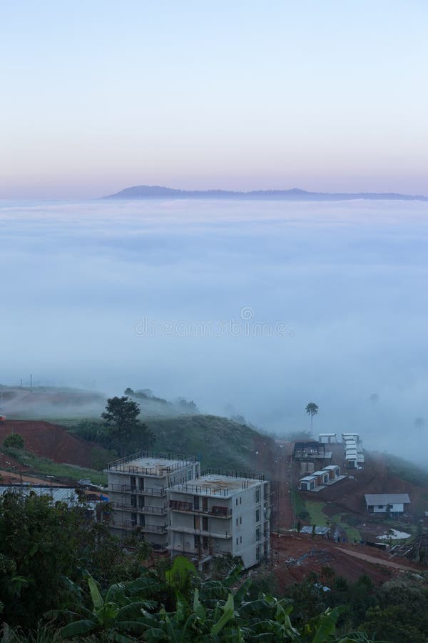 Ομίχλη το πρωί με το βουνό σε Khao Kho, Ταϊλάνδη στοκ εικόνα με δικαίωμα ελεύθερης χρήσης