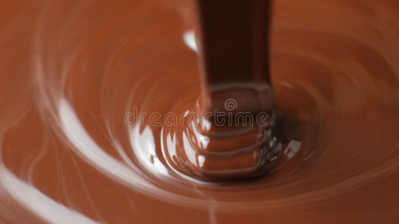 Ομαλή, λιωμένη, μαύρη σοκολάτα που προκαλεί βραδεία κίνηση απόθεμα βίντεο