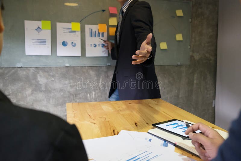 Ομιλητής επιχειρησιακών ατόμων που δίνει ένα presenta γραφικών παραστάσεων κέρδους χρηματοδότησης συζήτησης στοκ εικόνα Ομιλητής επιχειρησιακών ατόμων που δίνει ένα presenta γραφικών παραστάσεων κέρδους χρηματοδότησης συζήτησης στοκ εικόνα